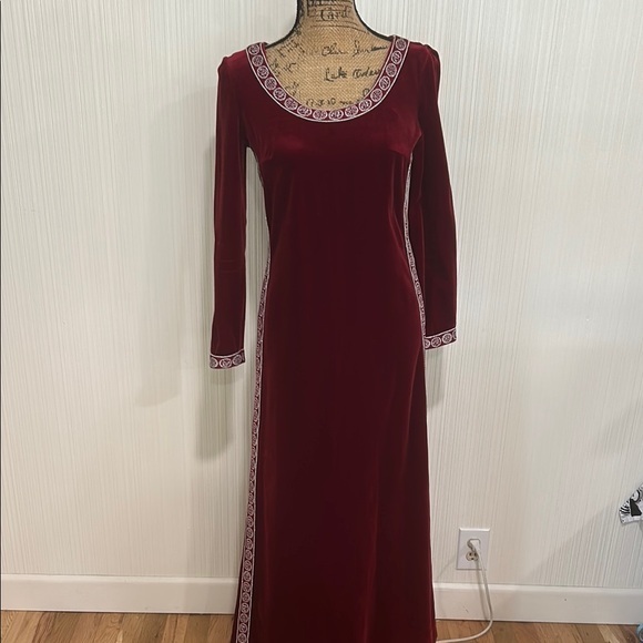 Vintage Elegant Long Sleeve Velvet Dress In Rich Burgundy